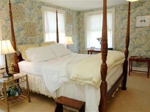 Grape Arbor Bed And Breakfast Норт Ийст Стая снимка