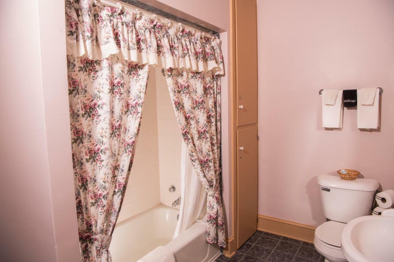 Grape Arbor Bed And Breakfast Норт Ийст Стая снимка